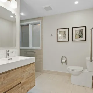 WC rehaussé avec barre d'appui